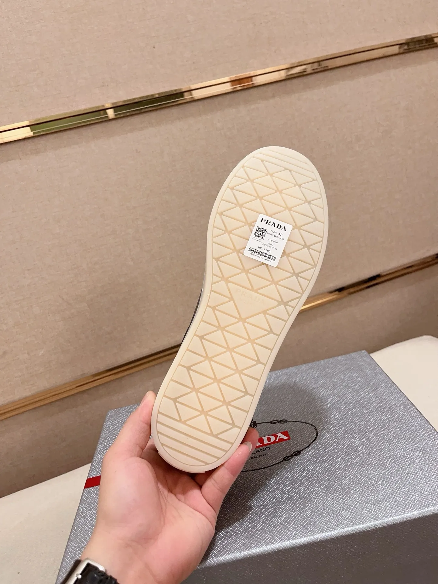 Men's shoes 💰 540💰 ✔️✔️✔️Higher version High-quality new PRADA (Prada) counters are launched at the same time. The new men's shoes and 😘 fabrics are made of high-tech glue-making technology. Lining: Full cowhide lining. 👍🏿 High-end ☄️ air-cushion molded anti-slip rubber outsole, exquisite lines, simple and elegant, comfortable and high-end for leisure travel. Code number: 38 to 44 (45 can be customized and cannot be returned or exchanged)